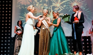 В Омске победительницей конкурса красоты стала мама троих детей