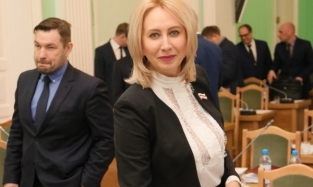 Депутат Гомолко проголосовала за 30-рублевый тариф в блузе с прозрачными вставками