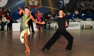 В Омске участники кубка по танцам показали самые яркие костюмы 