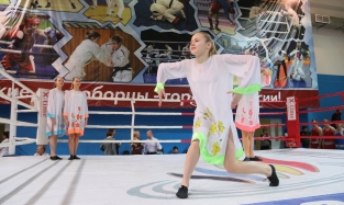 Для боксеров в Омске чирлидерш заменили на танцовщиц