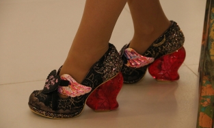 В чумовых туфлях появилась на открытии своей выставки омская художница 