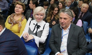 Владелец клиник OmDent Захаров пришел на встречу с губернатором в ободке для волос