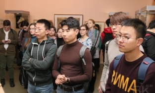 В омском музее на открытие выставки собралось много студентов из Китая