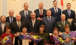 Бурков наградил нескольких деятелей омской культуры
