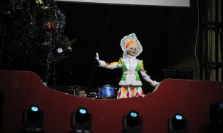 Прекрасная Снегурочка и Кощей-акробат в Омском цирке