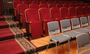 В Омский музтеатр наконец поставили новые кресла для публики 