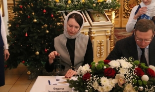 Бурков и Фадина гасили марки на фоне икон