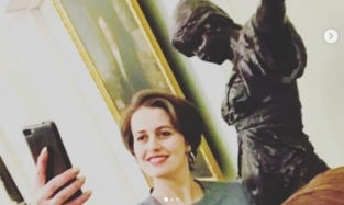 Анна Статва селфится в музее, чтобы привлечь посетителей