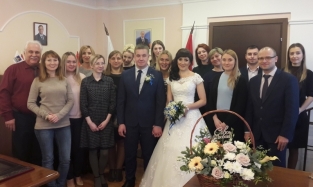 Омское минимущества отметило свадьбу своих сотрудников