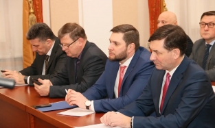 Зам облпрокурора Лоренц выделился галстуком в Омском правительстве