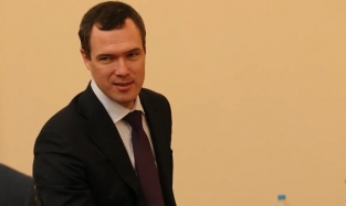Зачем омский министр Лобов целует руководителя аппарата губернатора?