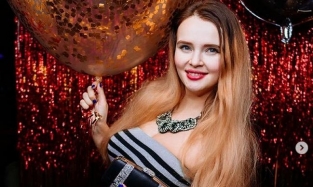 Омская блогерша из русой красавицы превратилась в роковую брюнетку