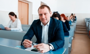 Омский депутат Провозин проверил свою грамотность на Тотальном диктанте