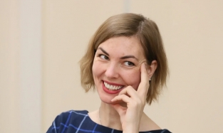 Пресс-секретарь омского Центробанка демонстрирует сногсшибательную улыбку