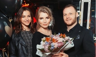 PR-директор одного из омских ресторанов отпраздновала день рождения в кругу друзей