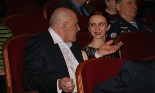 Барышня и медиамагнат: Сергей Сусликов был замечен в театре в обществе балерины