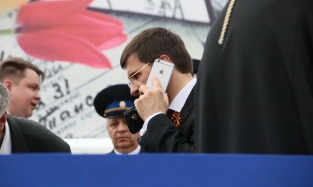 Депутат Омского парламента Зуга продемонстрировал свой айфон