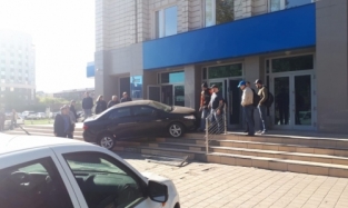 Безумный Омск: автоледи заехала прямо на крыльцо банка