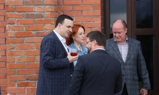 Гость свадьбы Юлии Ковыршиной оказался депутатом, любящим пострелять в жилмассиве