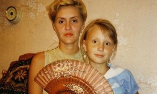Супруга омского бизнесмена Кирилла Хариби показала архивное фото с мамой