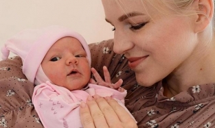 Владелица омской "Овсянки" показала новорожденную дочь