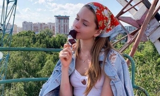 Модель Екатерина Феофанова наслаждается омской жарой
