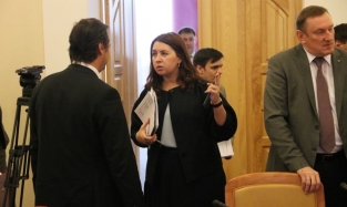 Руководитель аппарата губернатора Буркова зачем-то «почернела» к лету 