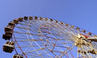 В Омском парке 30-летия ВЛКСМ в воздухе застряло колесо обозрения с отдыхающими