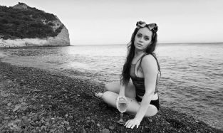 Ведущая актриса Омского ТЮЗа не скрывает от поклонников свои пляжные фото