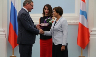Помощница Буркова украсила награждение правительственными наградами 