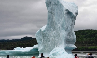  Колонна айсбергов породила туристический бум в Канаде