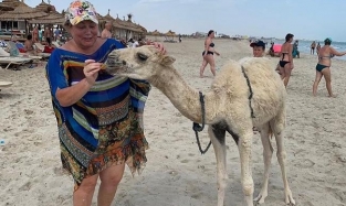 Марина Хариби хочет вернуться в Омск из отпуска на верблюде