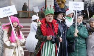 Омску добавили «солнца» участники многонационального шествия