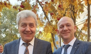 Осенний look Владимира Шалака: чиновники мэрии продолжают радовать омичей пожелтевшей листвой