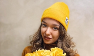 Мила Аносова с прекрасным букетом желтых роз 