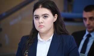Дочь совладелицы омского завода Попова осваивает обязанности чиновника от музыки