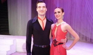 «Обнаженным танго» поздравила коллегу звезда Омского музтеатра