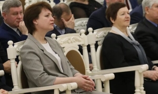 Омский депутат Юрий Федотов закрыл лицо руками на выступлении экс-мэра Евгения Белова