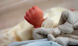 Омской семье, где родилась тройня, мэрия заплатила по 100 тысяч на каждого малыша