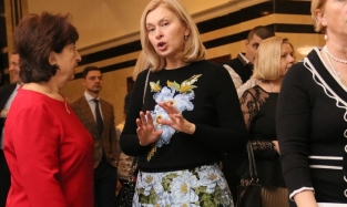 Супруга омского губернатора вышла в свет в образе женщины-цветка
