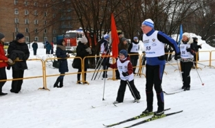Бурков с женой и сыном вышел в Омске на лыжню