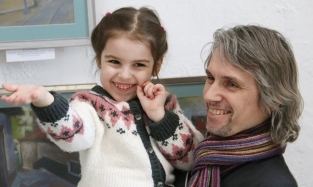 Дирижер Омского симфонического оркестра пришел поздравить педагога своей дочери