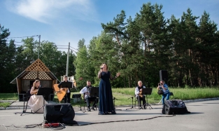 Омская филармония подарила медикам концерт под открытым небом 