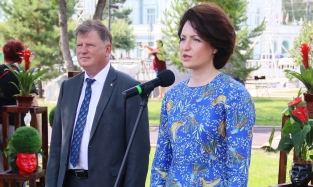 Для торжественной церемонии на улице мэр Омска предпочла женственный look