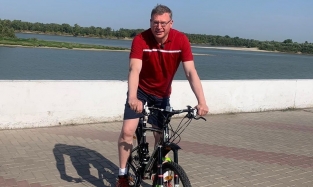Александр Бурков, сидя на велосипеде, пытается завоевать активный электорат или реально поклонник ЗОЖ?