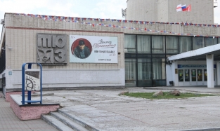 Областной минкульт подтвердил: неухоженный фасад Омского ТЮЗа по-прежнему будет сомнительно «украшать» центр города