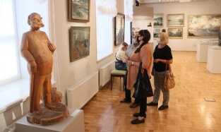 Скульптура художника встречает гостей новой выставки центра «Эрмитаж-Сибирь»
