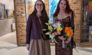  Для презентации своей петербургской выставки омская художница выбрала женственный look
