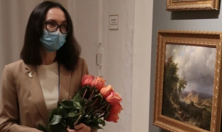 Очаровательные омские дамы посетили музей в модных нарядах