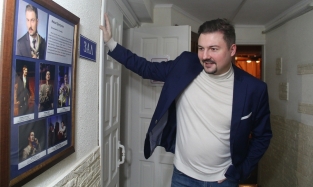 Омский актер Иван Притуляк порадовался своему фото на стене родного театра